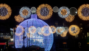 Árbol Navidad Vigo 2024: la bola gigante y las luces de la ciudad